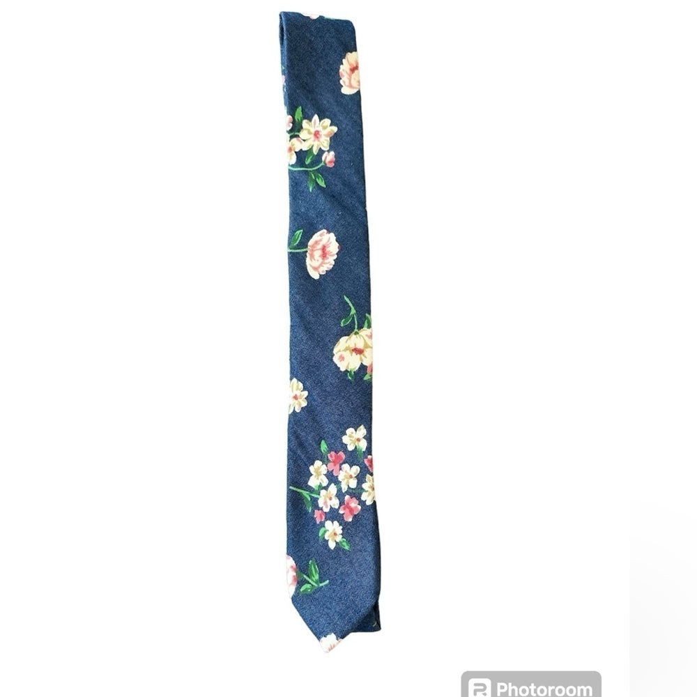 An Original Penguin by Munsingwear floral skinny tie denim blue color pink white